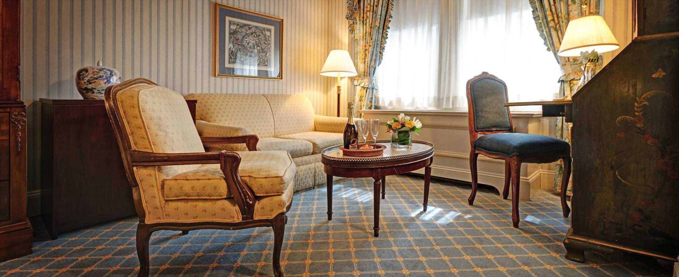 Deluxe Queen Room at the Hotel Elysée with one queen bed and sitting area