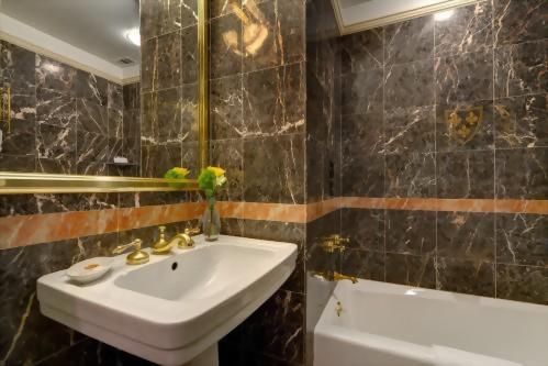 Grand King Suites offer beautifully decorated marble bathrooms at the Hotel Elysée.